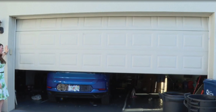 Hombre irrumpe en una casa en Parrish y ataca a una mujer en el garaje