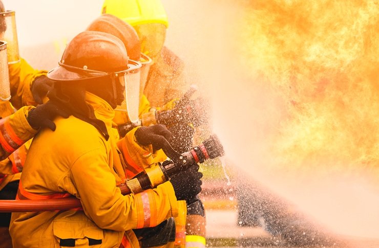 Incendio en Miami Gardens afecta a 2 viviendas y provoca una gran respuesta de emergencia
