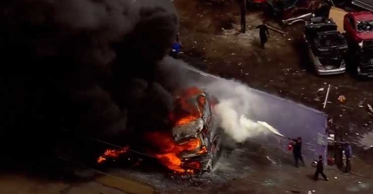 MDFR Incendio de varios vehículos en un depósito de chatarra en Opa-locka está bajo control; no se reportan heridos