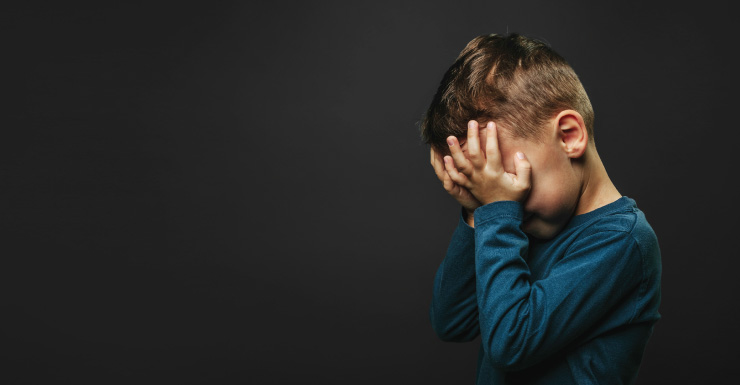 Madre acusada de sujetar a niño de 10 años para que sus hijos lo golpearan, dicen los alguaciles de Osceola