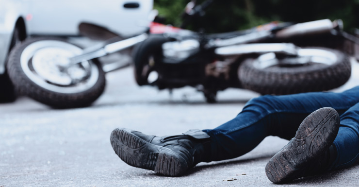 Motociclista muere tras perder el control y chocar contra tres postes en Edgewood Avenue