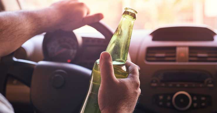 Mujer acusada de DUI en Pinellas tras chocar contra un tranvía