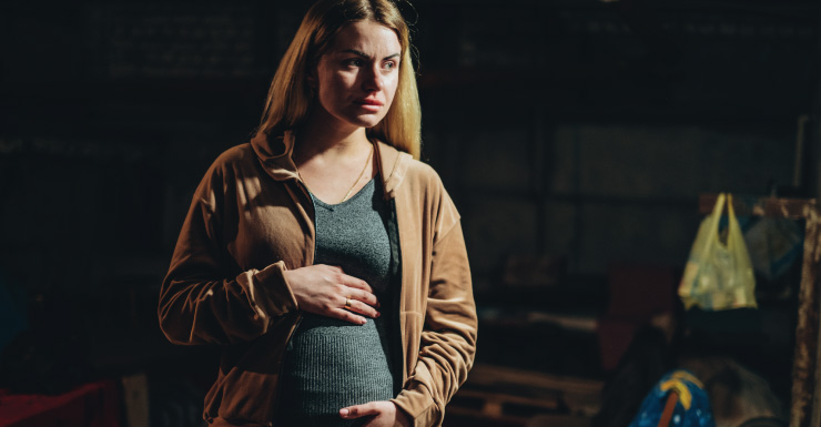 Mujer arrestada en hotel por presuntamente patear a su amiga embarazada en el estómago