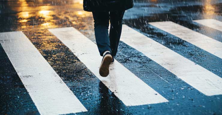 Mujer de 80 años muere y un hombre resulta herido tras ser atropellados por una camioneta en el condado de Orange