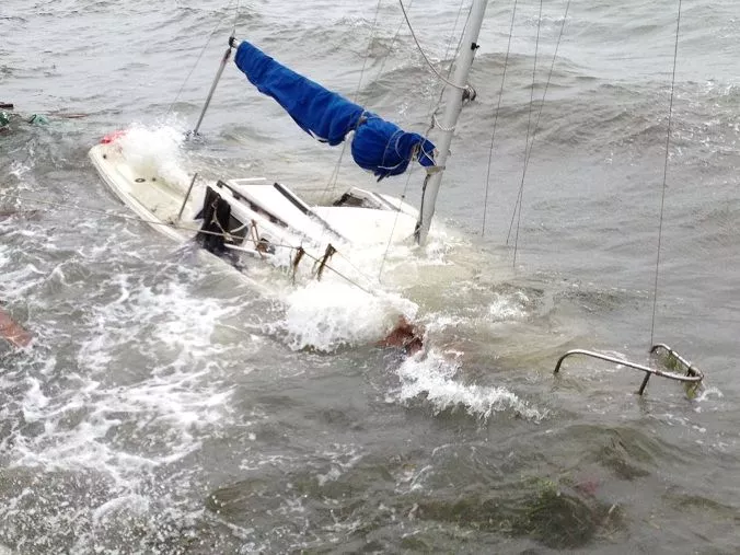 Mujer muere y hombre hospitalizado tras ser expulsados de bote en Biscayne Bay