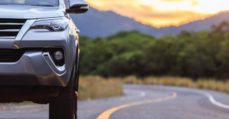 SUV choca contra la pared de una casa en Naples Manor