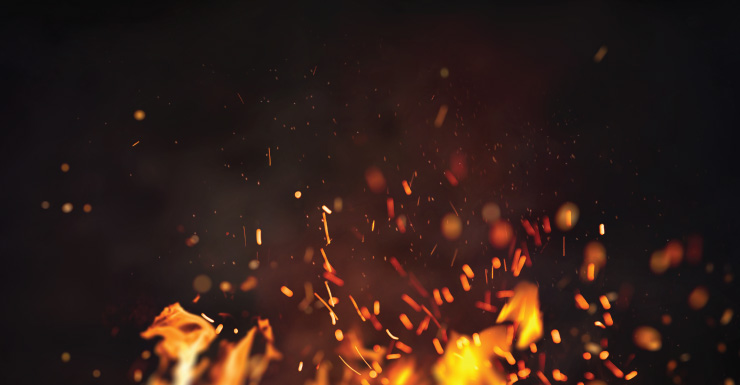 Una casa completamente envuelta en llamas se convierte en pérdida total tras incendio nocturno