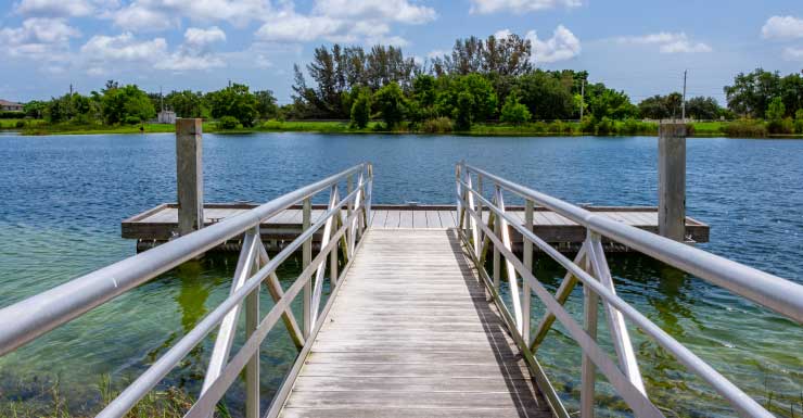 VIDEO Cámara corporal capta a agentes del condado de Martin rescatando a un hombre cuadripléjico tras el colapso de una rampa en un muelle.