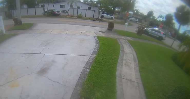 Video muestra a adolescentes huyendo tras chocar un auto contra una cerca en Hialeah