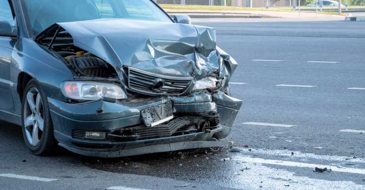 2 hospitalizados después de que un automóvil se estrellara contra la oficina de correos en Pinecrest