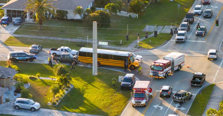 4 estudiantes de kindergarten resultan heridos cuando un camión choca la parte trasera de un autobús escolar al cruzar las vías del tren en Zoo Parkway