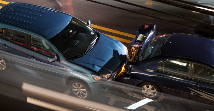 Adolescente conductor muere en Seffner tras ser impactado dos veces; la FHP busca a un conductor que huyó