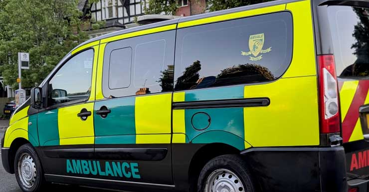 Ambulancia involucrada en un accidente en Colonial Boulevard en Fort Myers