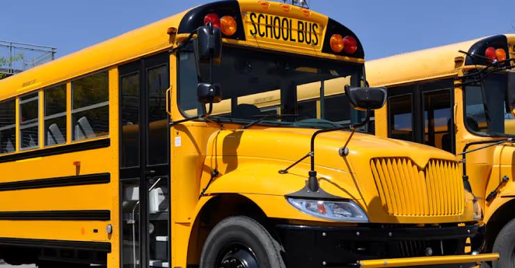 Autobús escolar con 10 estudiantes roza un remolque en Orange Park; no hubo heridos