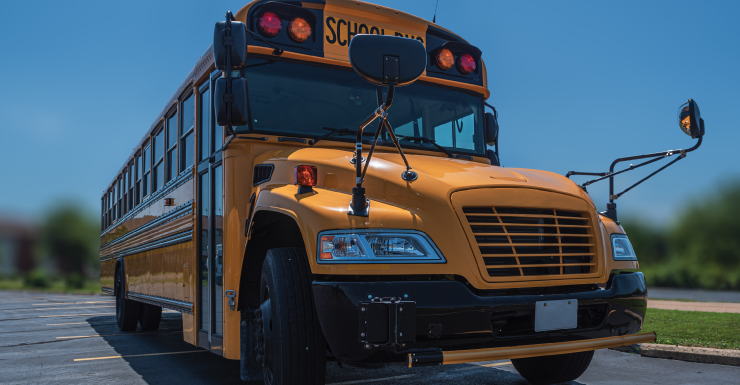 Autobús escolar con 54 estudiantes resulta dañado en atropello y fuga; 5 estudiantes hospitalizados, según FHP