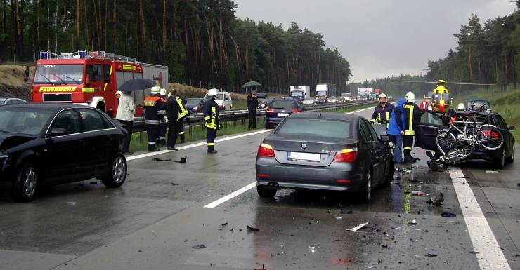 BMW choca contra una cerca y se incendia tras perder el control en la I-275 según la Patrulla de Carreteras