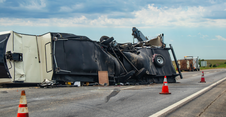 BSFR Una persona fue trasladada en helicóptero en condición estable tras choque entre camioneta y camión de carga
