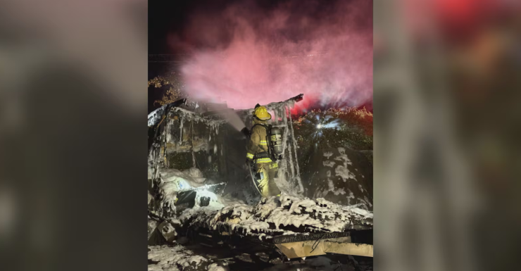 Bomberos del condado de Alachua apagan incendio de remolque tipo “travel trailer”