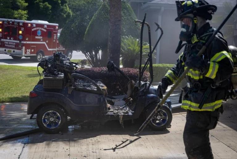 Bomberos extinguen incendio en garaje en Ocala causado por un carrito de golf