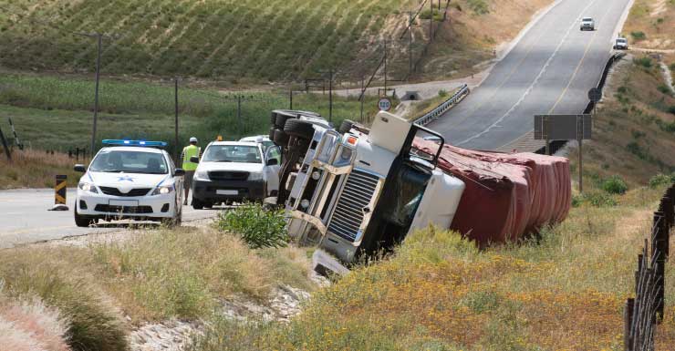 Chofer de camión muere tras ser atravesada la cabina por madera en accidente cerca de Lakeland