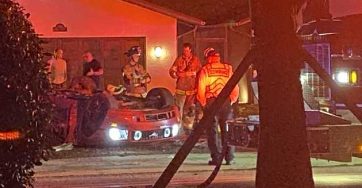 Choque con volcadura en Cape Coral deja un vehículo boca abajo frente a una vivienda