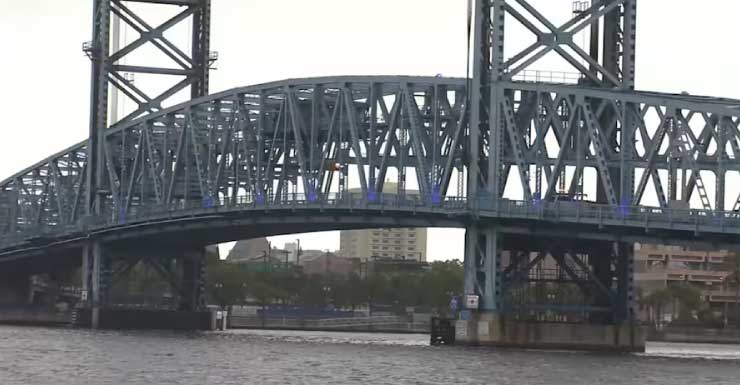 Choque en el Puente Main Street deja un hombre muerto y otro hospitalizado con lesiones graves