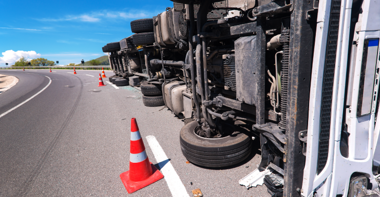 Conductor de camión muere tras accidente causado por escombros en la I-95, según FHP