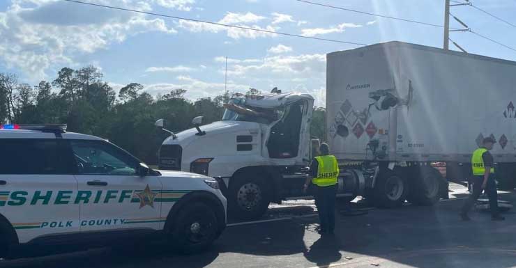 Conductor de camión muere tras ser atravesado por carga de madera en accidente en Florida