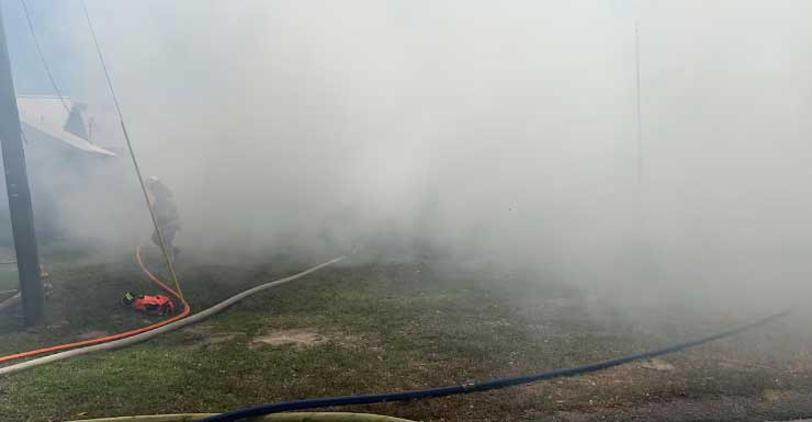 Equipos combaten incendio de vivienda en Wood Valley Road el miércoles por la tarde