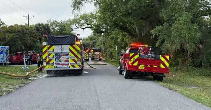 Equipos combaten incendio estructural en River Road en North Fort Myers