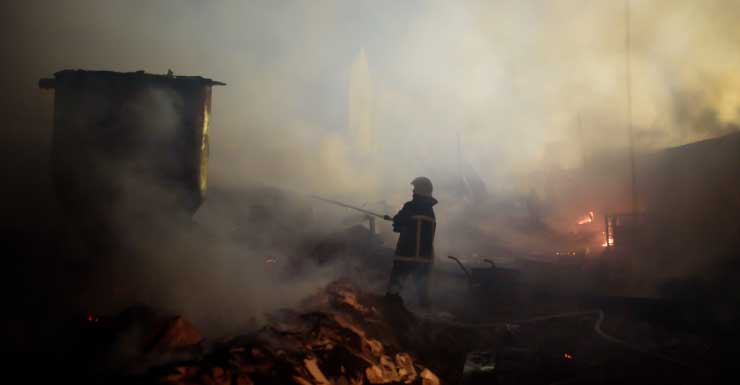 Equipos controlan incendio en motel de Hollywood; 2 evaluados por inhalación de humo y 2 hospitalizados con heridas leves