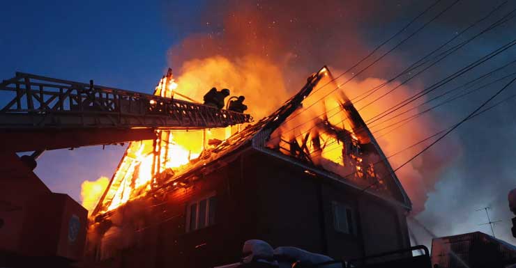 Equipos investigan incendio en Tilbor Circle en Fort Myers