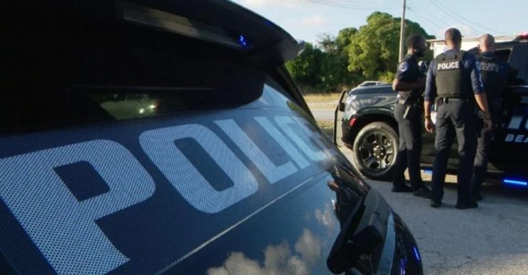 Hombre de 27 años de Riviera Beach muere tras caerle un auto encima en su entrada de garaje