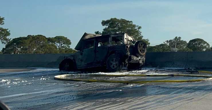 Jeep envuelto en llamas bloquea un carril en la I-95 en dirección sur cerca de Fort Pierce