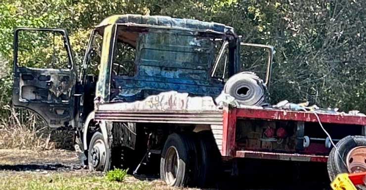 Los equipos sofocan incendio de vehículo detrás de The Carpet Market en Lillian Highway