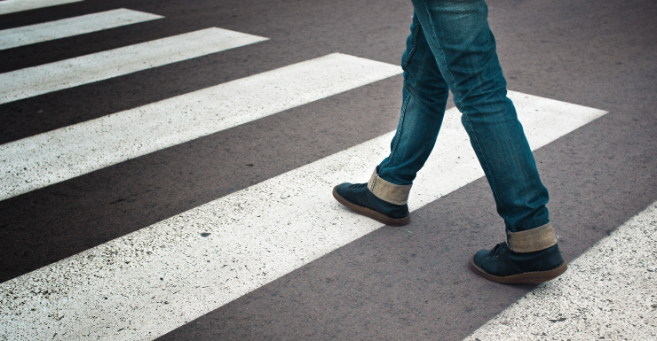 Mujer de North Port acusada de atropellar a un peatón y huir del lugar