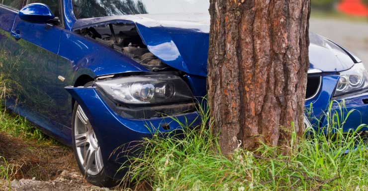 Mujer muere después de que su vehículo se saliera de la vía y chocara contra un poste de madera en Edgewood Ave. N.