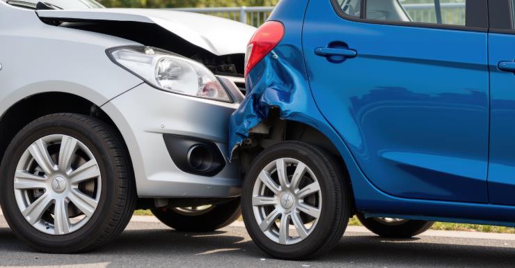 Un automóvil se estrella contra un área de juegos en Punta Gorda; la policía busca al conductor