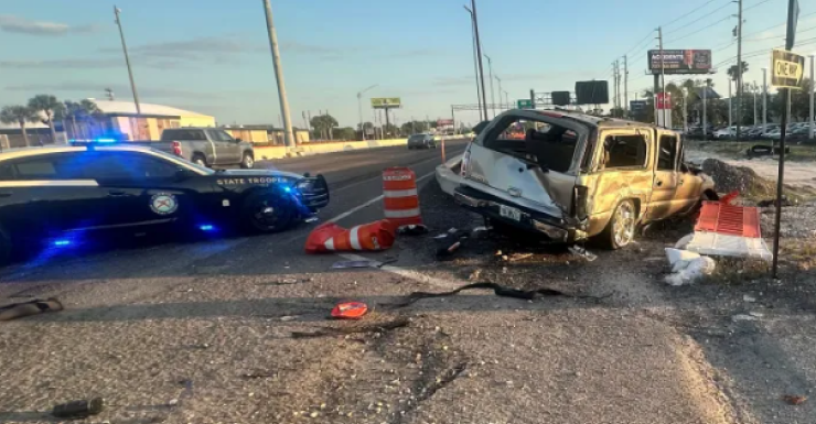 Video muestra el momento en que un automóvil sale rodando a través de la U.S. 19 en un violento accidente; 1 persona hospitalizada