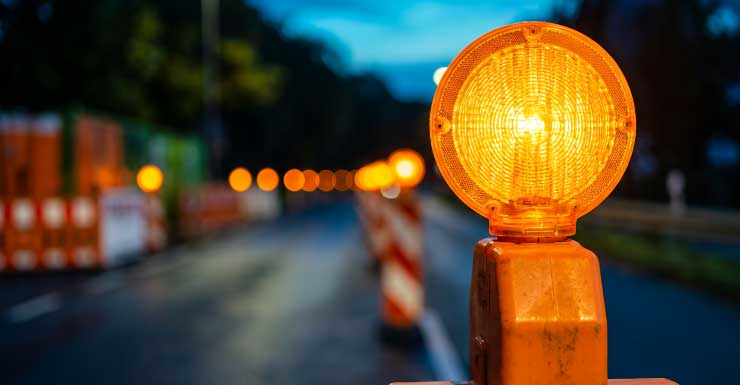 Alerta de Tráfico Carril izquierdo bloqueado en Arlington Expressway Oeste antes del Puente Mathews tras accidente de varios vehículos