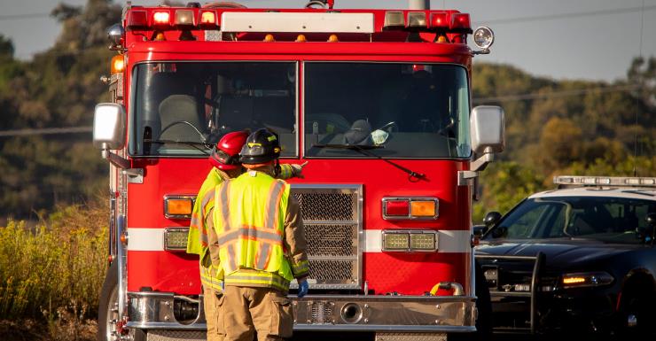 Bomberos de Ocala liberan a conductor atrapado tras accidente