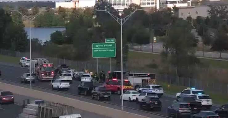 Choque de 5 vehículos deja 2 personas hospitalizadas en la SR-417 en Orlando