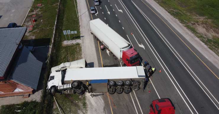 Choque en el noroeste de Miami-Dade involucra camión de trabajo con remolque y causa tráfico