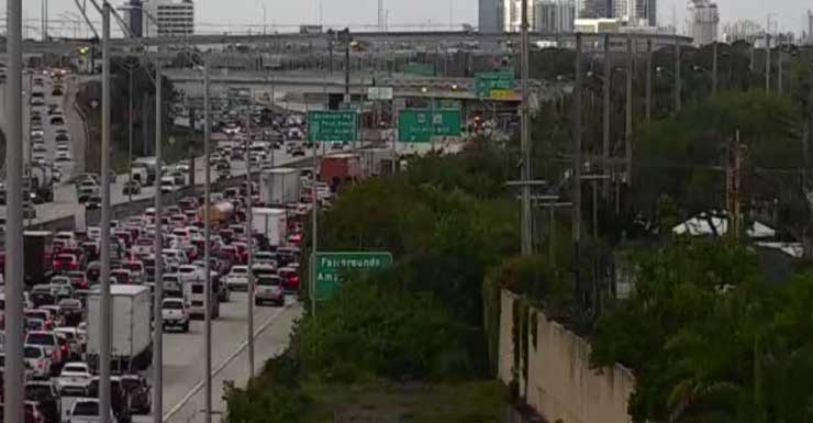 Colisión con volcadura deja 1 persona hospitalizada y causa congestión en Okeechobee Blvd.
