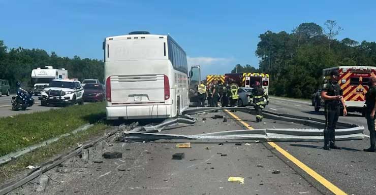 Conductor de autobús chárter y 2 adolescentes heridos tras reventarse una llanta y provocar un accidente en la I-95 en el condado de St. Johns FHP