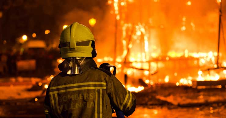 Equipos apagan incendio de una casa rodante que se propagó a una vivienda en el noroeste de Miami-Dade; no se reportaron heridos