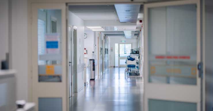 Hombre de 48 años de Pensacola muere tras chocar su vehículo en el estacionamiento de un hospital de HCA Florida West