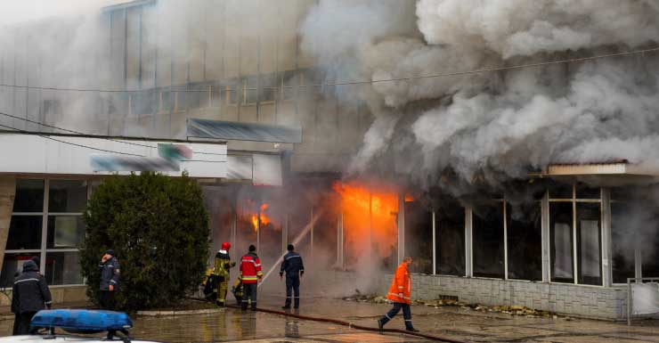 Incendio arrasa edificio de suministros médicos en Stuart; equipos combaten las llamas durante la noche
