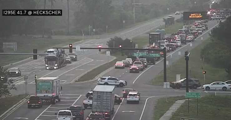 Incendio de un camión de carga cierra el carril en dirección este de Heckscher Drive cerca de la I-295; JSO en la escena