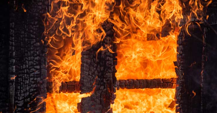 Incendio se desata en una vivienda en Hollywood; vecinos actúan rápidamente para evitar que las llamas se propaguen
